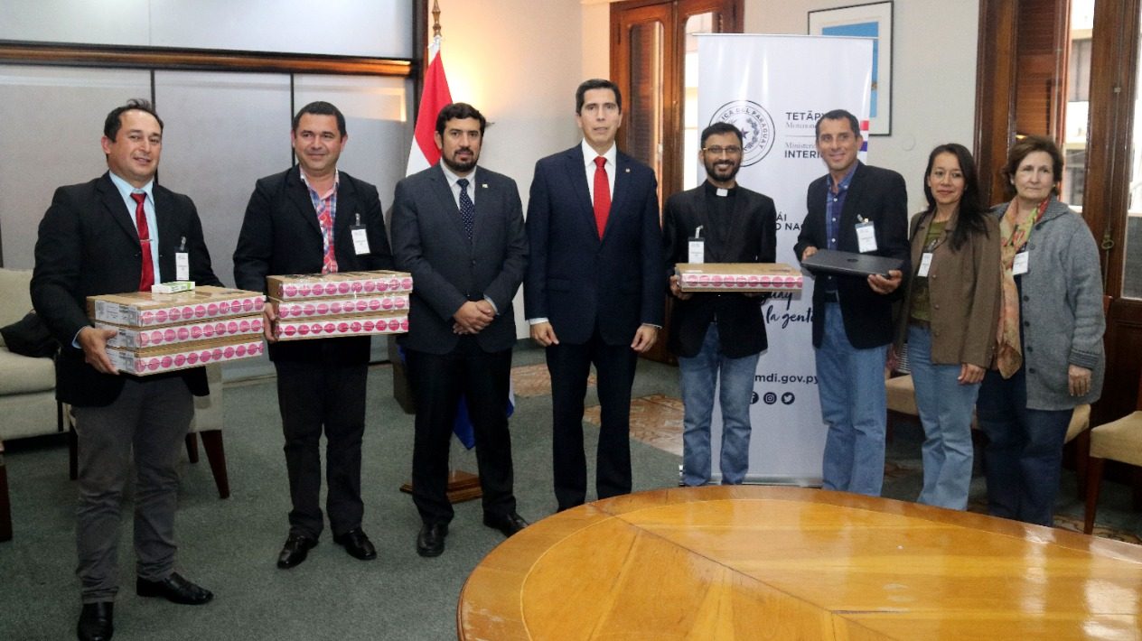 Ministro del Interior entregó premios a los ganadores del Concurso Estudiantil